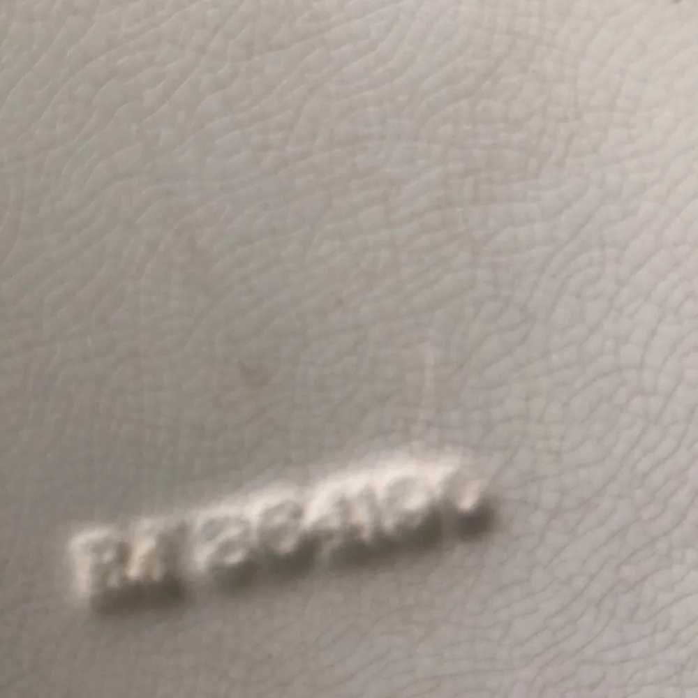Vintage Leicester platter from prior to 1960. One chip as shown in pictures. - Picture 8 of 9